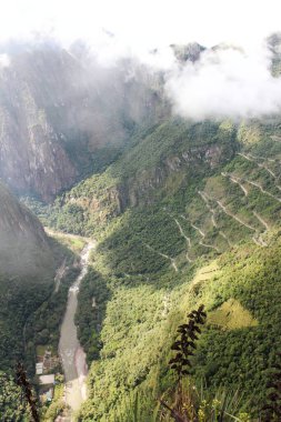 Aguas Calientes 'teki Urubamba nehir vadisi ve dağın üzerinden Peru' daki Macgu Picchu harabelerine giden yol.