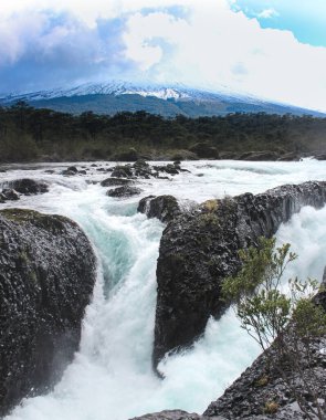 Petrohu Şelalesi, Şili Petrohu Nehri 'nin üst kısımlarında flume tipi şelale.