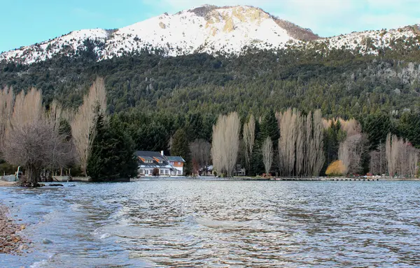 San Carlos de Bariloche bölgesindeki dağ ve göllerin panoramik manzarası, Arjantin Patagonya