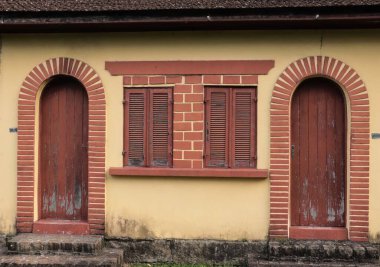 Marumbi İstasyonu, Marumbi Ulusal Parkı 'ndaki bir evin pencere ve kapısı Atlantik Ormanı bölgesinde korunmuş..