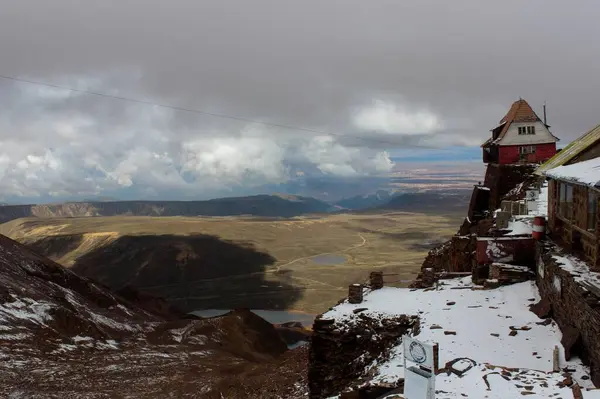 Bolivya 'daki Chacaltaya Dağı' nın tepesindeki küresel ısınma nedeniyle eski kayak merkezi kapatıldı