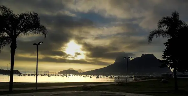 Alacakaranlıkta Botafogo Plajı, Rio de Janeiro, Brezilya