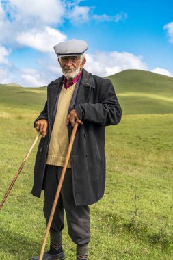 Dağlarda çoban, Sumsun 'da plato Persembe Yaylasi, Türkiye. 13 Temmuz 2023
