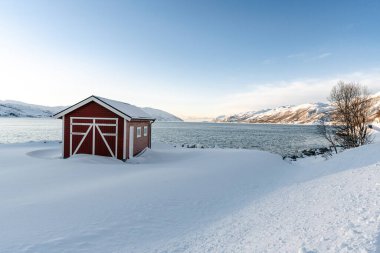 Kışın karlı topraklarda bir ev