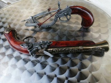 Tarihi silahların, tabancaların, silahların kopyalarını kapatın.