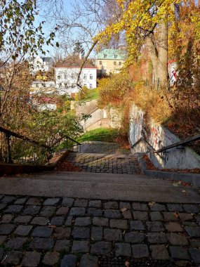Şehre bakan geniş merdivenler.. 