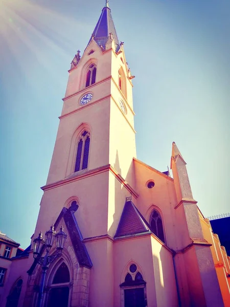 Εκκλησία Πύργος Ρολόι Φωτίζεται Από Ακτίνες Του Ήλιου — Φωτογραφία Αρχείου