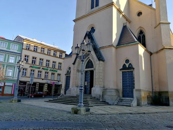Асфальтированная Площадь Фонарями Перед Церковью — стоковое фото