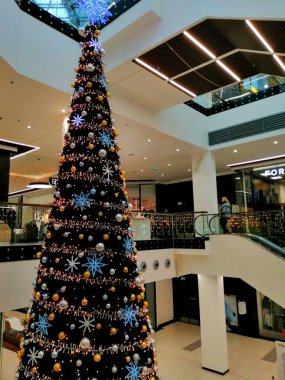 Işıklı ve toplu noel ağacı, modern, cam salon
