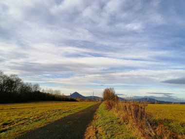 Çevredeki kırsal alanların Wiev 'i ile tarlalar arasında çakıl yolu.. 