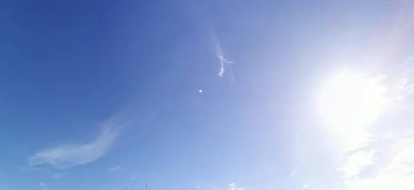 Яскраво Синє Небо Якими Хмарами Сонцем — стокове фото