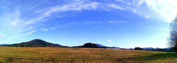Schöne Landschaft Mit Blauem Himmel Gras Und Wolken — Stockfoto