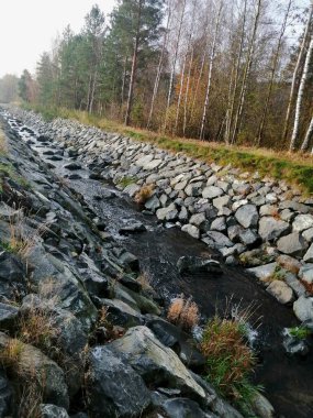 Sonbaharda nehrin güzel manzarası