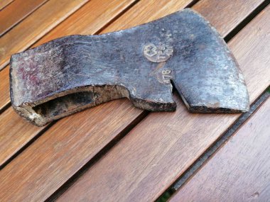 Eski demir marangoz baltası, ahşap arka plan. 