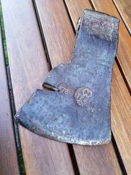 Yakın çekim, eski balta, ahşap arka plan