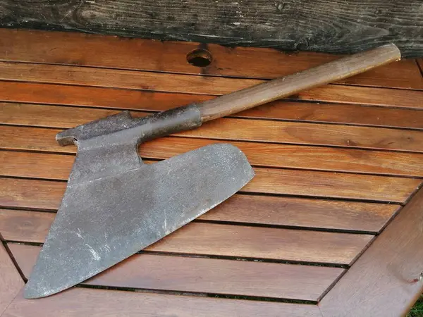 Ahşap arka planda eski bir balta