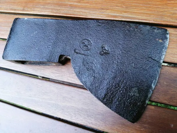 Bıçaklı eski tahta bir masa.