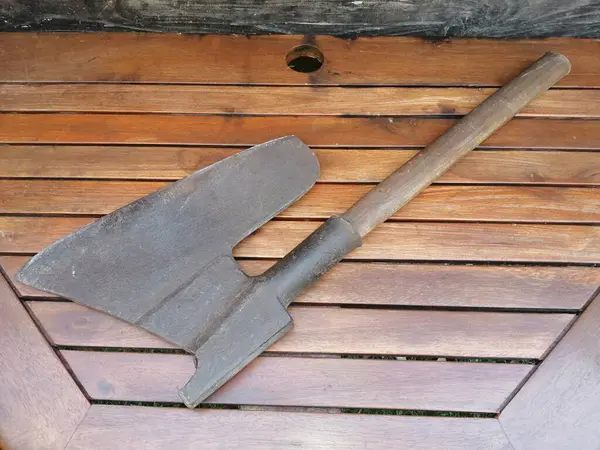 Arka planda sapı olan eski tahta bir balta.