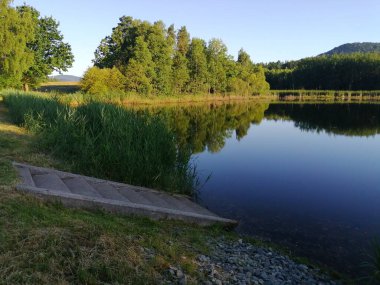Dağlarda gölü olan güzel bir manzara.