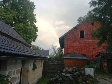 Penceresi olan eski ahşap bir ev