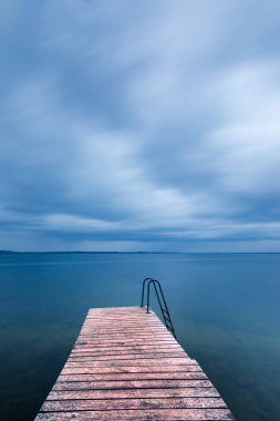 Göl kıyısındaki tahta köprü