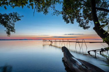 Gölün üzerinde gün batımı
