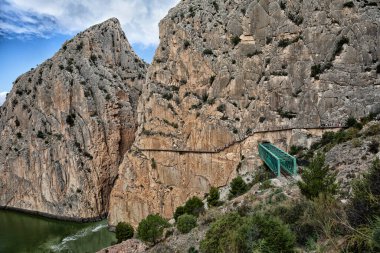La Calanque de Caldon köprüsü, Calcalis ilinin dağlarında, yazın İspanya.