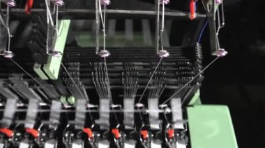 Tekstil makinesini kapatın. Dokuma tezgahındaki iplik çizgileri. Dokuma tezgahı. Kumaş endüstrisi için dokuma makinesi. Ağır çekimde yüksek kaliteli FullHD görüntüler