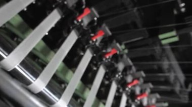 Tekstil makinesini kapatın. Dokuma tezgahındaki iplik çizgileri. Dokuma tezgahı. Kumaş endüstrisi için dokuma makinesi. Ağır çekimde yüksek kaliteli FullHD görüntüler