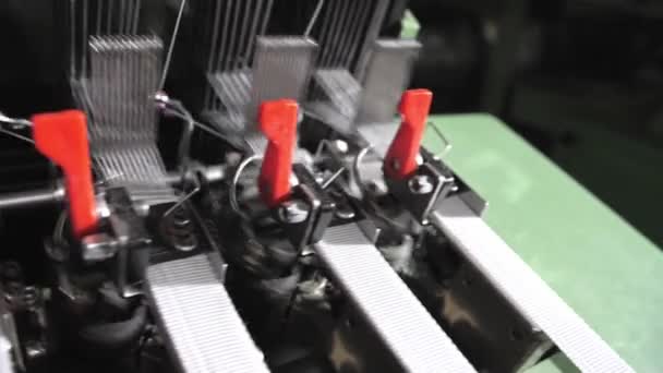 Primer Plano Máquina Textil Líneas Hilo Fibra Máquina Telar Tejido — Vídeos de Stock