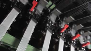 Tekstil makinesini kapatın. Dokuma tezgahındaki iplik çizgileri. Dokuma tezgahı. Kumaş endüstrisi için dokuma makinesi. Ağır çekimde yüksek kaliteli FullHD görüntüler