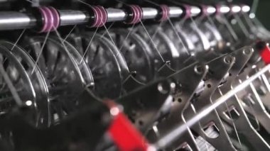 Tekstil makinesini kapatın. Dokuma tezgahındaki iplik çizgileri. Dokuma tezgahı. Kumaş endüstrisi için dokuma makinesi. Ağır çekimde yüksek kaliteli FullHD görüntüler