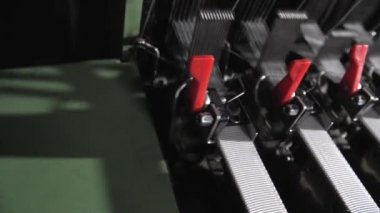 Tekstil makinesini kapatın. Dokuma tezgahındaki iplik çizgileri. Dokuma tezgahı. Kumaş endüstrisi için dokuma makinesi. Ağır çekimde yüksek kaliteli FullHD görüntüler