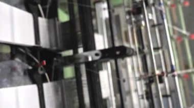 Tekstil makinesini kapatın. Dokuma tezgahındaki iplik çizgileri. Dokuma tezgahı. Kumaş endüstrisi için dokuma makinesi. Ağır çekimde yüksek kaliteli FullHD görüntüler