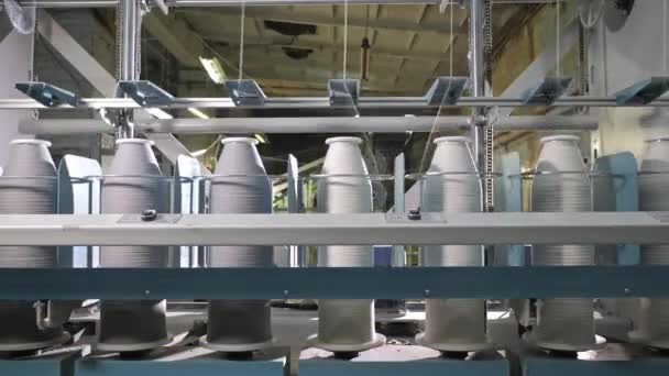 ボビンに綿糸のタイムラプス 衣類工場で糸を閉じるのスプール 産業機器 ニットウェアの生産 高品質4K映像 — ストック動画