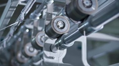 Tekstil Endüstrisinde Sentetik Lifler Üretimi. İplik imalatı için sıra sıra otomatik makineler. Modern Tekstil Fabrikası. Yüksek kalite 4k görüntü.
