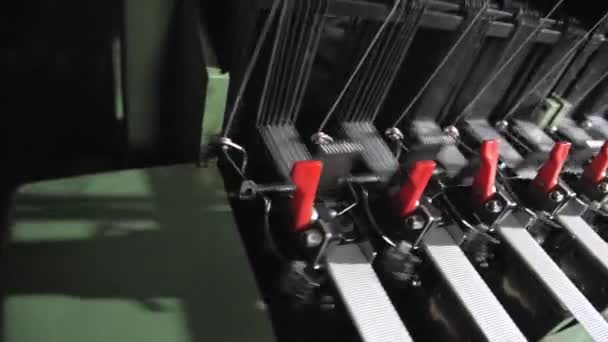 Tekstil Makinesini Kapatın Dokuma Tezgahındaki Iplik Çizgileri Dokuma Tezgahı Kumaş — Stok video
