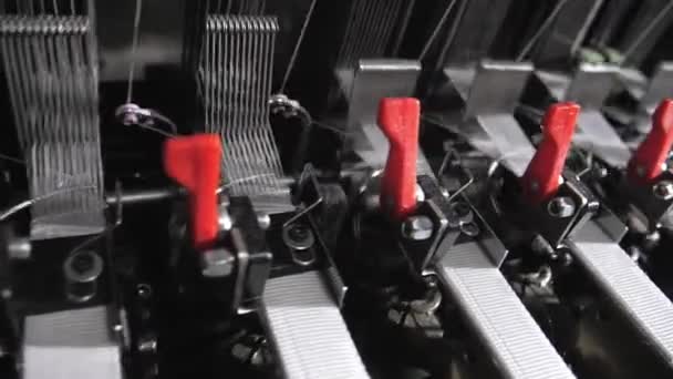 Tekstil Makinesini Kapatın Dokuma Tezgahındaki Iplik Çizgileri Dokuma Tezgahı Kumaş — Stok video