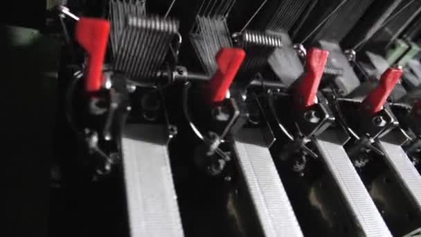 Gros Plan Machine Textile Lignes Fil Fibre Sur Machine Tisser Séquence Vidéo Libre De Droits