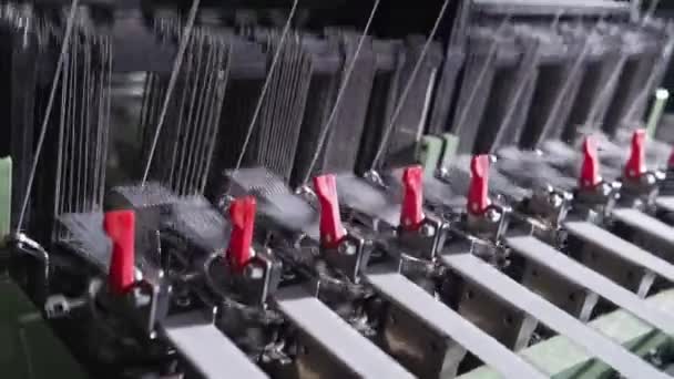 Närbild Textilmaskin Fibertrådslinjer Vävvävstolen Vävstol Maskin Vävningsmaskin För Plagg Industrin — Stockvideo