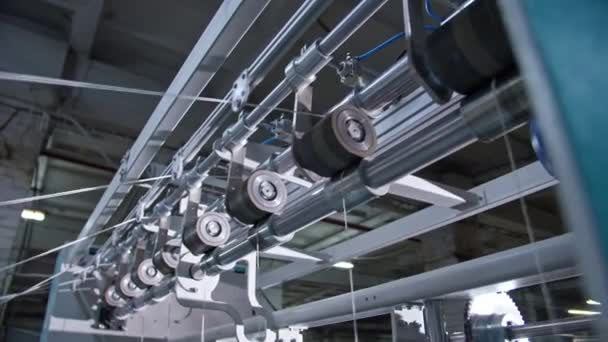 繊維産業における合成繊維の生産 糸製造のための自動機械の行 現代の繊維工場 高品質4K映像 — ストック動画