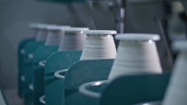 Fios Algodão Bobina Carretel Fechamento Linha Fábrica Roupas Tecido Têxtil — Vídeo de Stock