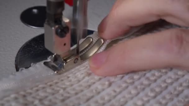 Збільшення Швейної Машинки Голкою Повільному Русі Швачка Пришиває Сіру Тканину Стокове Відео 
