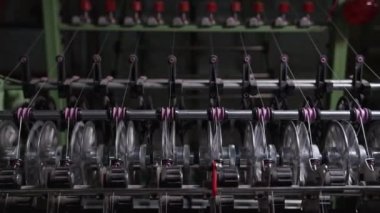 Tekstil makinesini kapatın. Dokuma tezgahındaki iplik çizgileri. Dokuma tezgahı. Kumaş endüstrisi için dokuma makinesi. Ağır çekimde yüksek kaliteli FullHD görüntüler