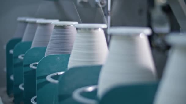 Fios Algodão Bobina Carretel Fechamento Linha Fábrica Roupas Tecido Têxtil — Vídeo de Stock