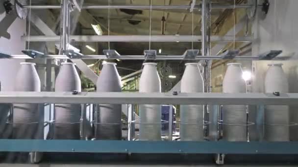 ボビンに綿糸のタイムラプス 衣類工場で糸を閉じるのスプール 産業機器 ニットウェアの生産 高品質4K映像 — ストック動画