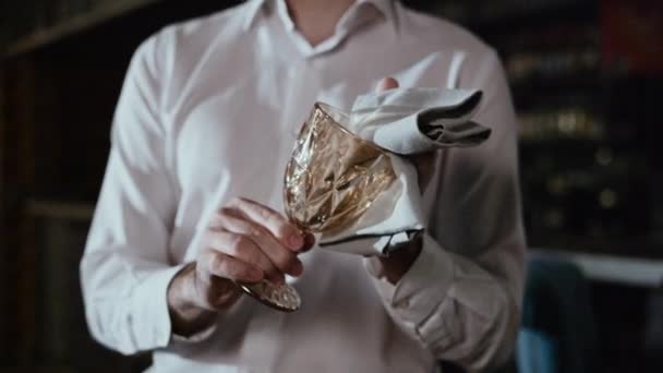 Χέρια Ενός Επαγγελματία Σερβιτόρου Σκουπίζουν Ένα Ποτήρι Ένα Γκρι Πανί — Αρχείο Βίντεο