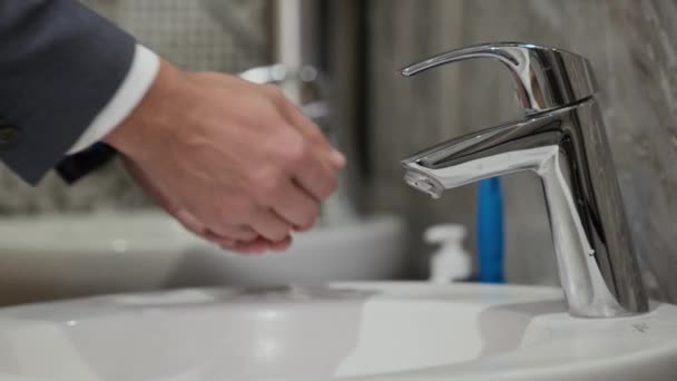 自宅の浴室で手をリング人 手を洗う方法コロナウイルスリンス水ラブソープドライタオルCovid 高品質4K映像 — ストック動画