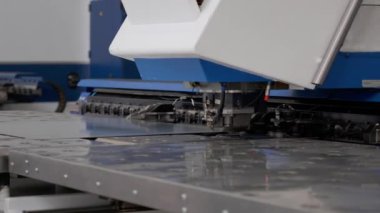 CNC makinesi çalışıyor. Cnc torna makinesini atölyede döndürmek için çelik metal işleme aletini kesmek. Yüksek kalite 4k görüntü