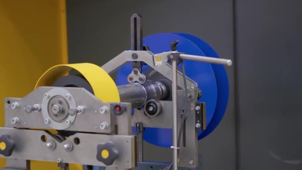 仕事中のCncマシン 切削工具ワークショップでCnc旋盤機械を回す上で鋼金属の詳細を処理します 高品質4K映像 — ストック動画